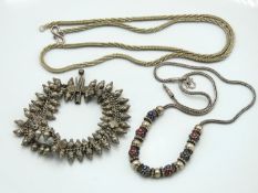 A selection of silver & white metal jewellery incl