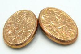 A 9ct gold cufflink with chased decor, face 17mm x