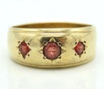 A 9ct gold ring set with garnet, 4g, size T/U