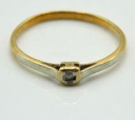 An 18ct yellow gold ring with white shoulder flash