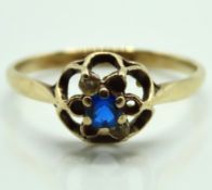 A 9ct gold ring set with blue & white topaz, losse