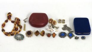 Two silver amber rings, size O/P & Q, 6.7g, twinne