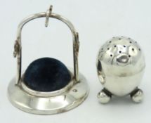An Edwardian 1905 Sheffield silver pepperette by H