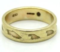 A 9ct gold band, 4.4g, size O