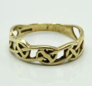A 9ct gold Celtic knot style ring, 1.9g, size O/P