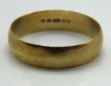 A 9ct gold band, 2.5g, size T