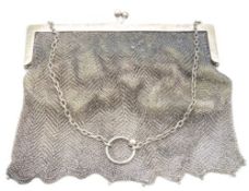 A 1910 Edwardian London silver mesh evening bag wi