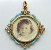 An Edwardian 9ct gold seed pearl set memorial pend