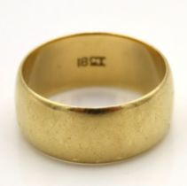 An 18ct gold band, 7.5g, size P