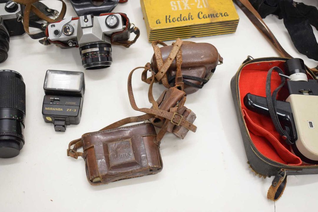 Collection of vintage cameras and camera equipment - Bild 10 aus 10