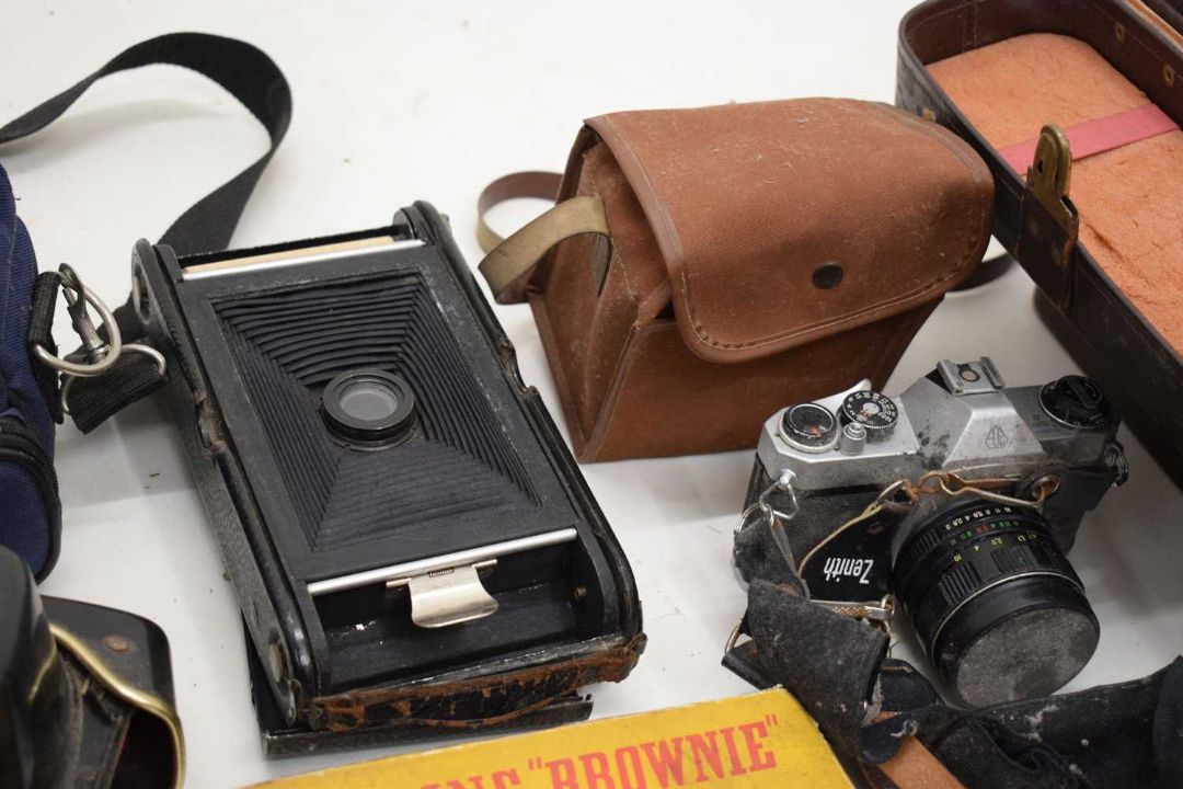 Collection of vintage cameras and camera equipment - Bild 3 aus 10