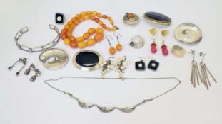 Group of silver and other jewellery, to include a Kupittaan Kulta silver brooch, etc