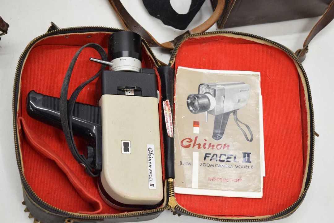 Collection of vintage cameras and camera equipment - Bild 5 aus 10