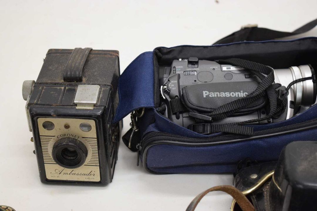 Collection of vintage cameras and camera equipment - Bild 2 aus 10