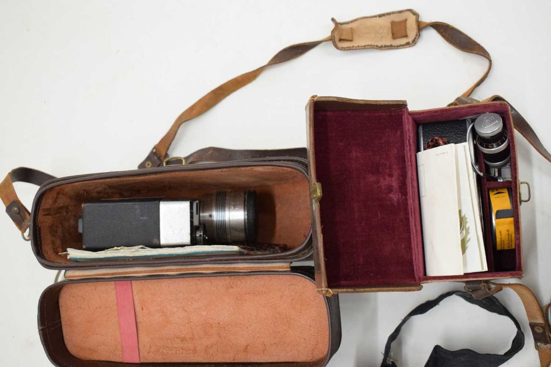 Collection of vintage cameras and camera equipment - Bild 4 aus 10