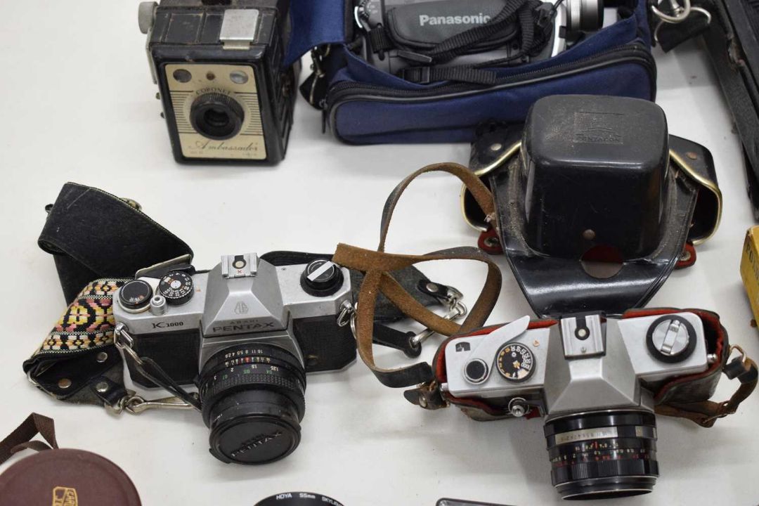 Collection of vintage cameras and camera equipment - Bild 7 aus 10