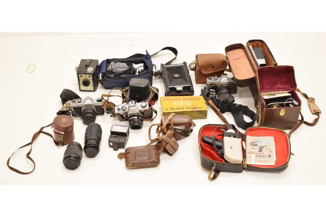 Collection of vintage cameras and camera equipment - Bild 1 aus 10