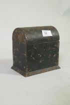 C19th toleware dome top twin division tea caddy with the remains of gilt decoration, 15 x 11 x 15cm