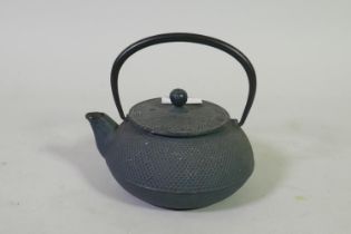 Japanese cast iron tetsubin tea pot, 14cm diamter