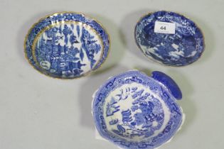 Pearlware blue and white transfer Willow pattern pickle dish, 15cm long, and two similar dishes