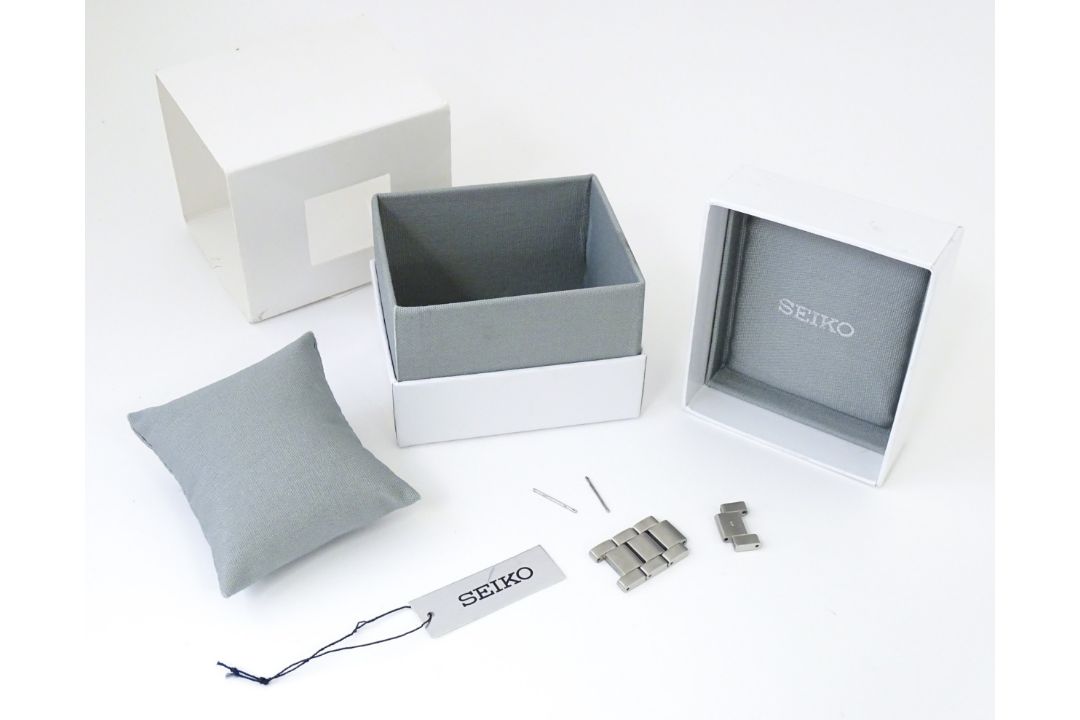 Five assorted wristwatches to include examples by Seiko, Timex, Emperor ...