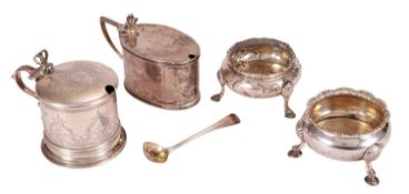 AN EARLY VICTORIAN SILVER CYLINDRICAL MUSTARD