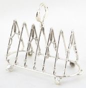 Hunting interest six slice toast rack raised on fox head feet, 20cm in length.