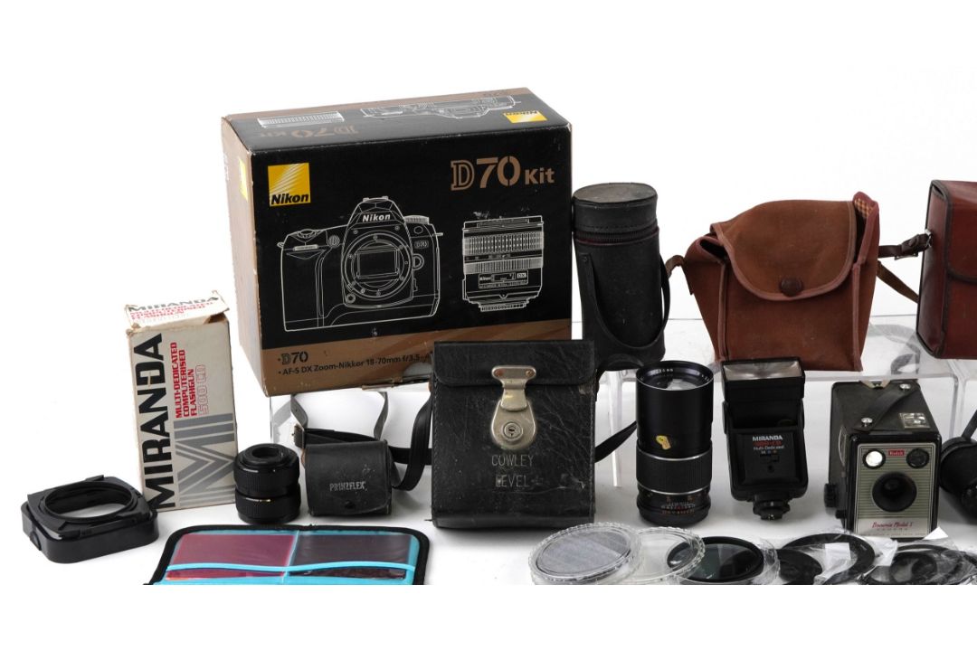 Vintage and later cameras and binoculars including Nikon D70 and Tasco binoculars model number 101. - Bild 2 aus 9