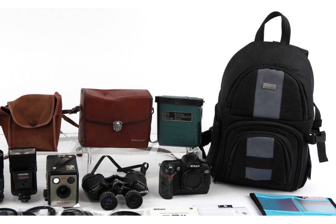 Vintage and later cameras and binoculars including Nikon D70 and Tasco binoculars model number 101. - Bild 3 aus 9