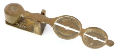 Set of late 19th century antique brass sovereign scales, 10cm in length.