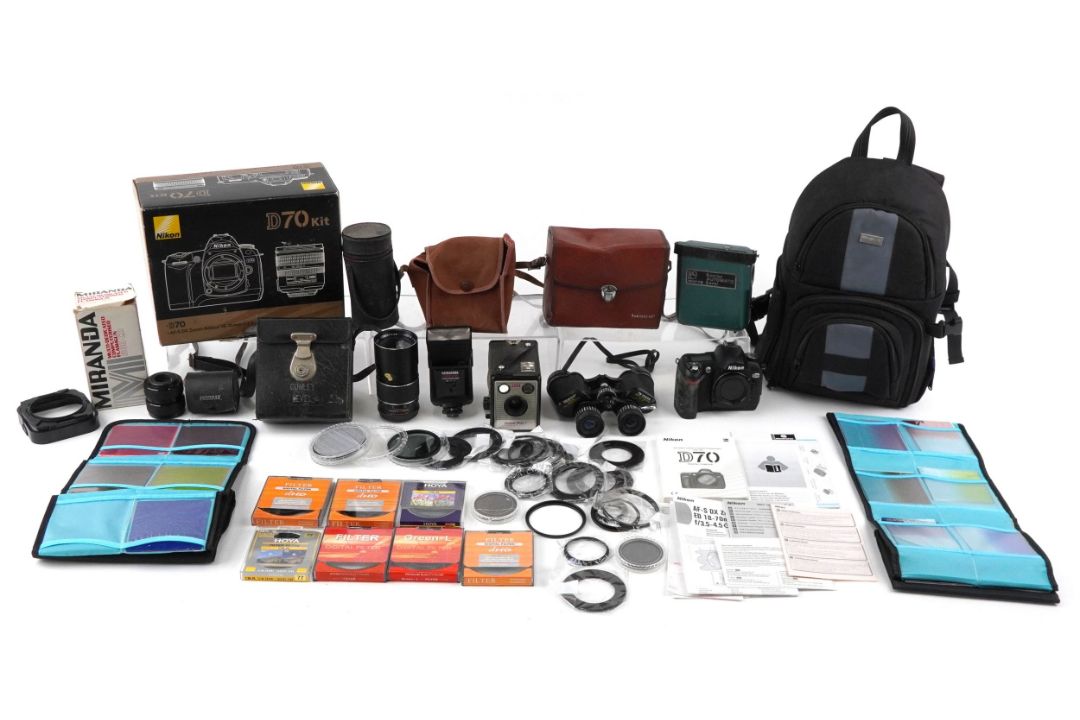 Vintage and later cameras and binoculars including Nikon D70 and Tasco binoculars model number 101. - Bild 1 aus 9