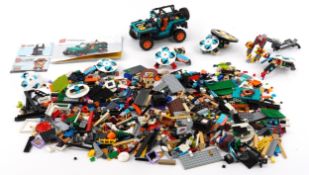 Collection of loose Lego including a Technic Jeep.