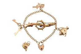 HALLMARKED 9CT GOLD CHARM BRACELET & A YELLOW METAL BROOCH PIN