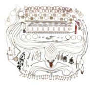 COLLECTION OF 925 SILVER RINGS & SILVER JEWELLERY