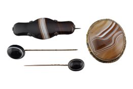 ASSORTMENT OF BANGED AGAE STICK PINS & BROOCHES
