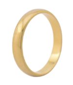 A HALLMARKED 18CT GOLD BAND RING