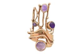A HALLMARKED 9CT GOLD & AMETHYST ABSTRACT RING