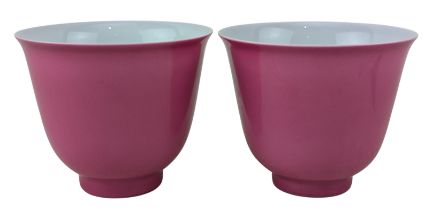 PAIR OF CHINESE PINK GLAZED PORCELAIN TEA BOWLS 20世纪 胭脂红釉 茶碗一对