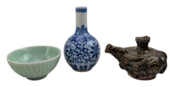 THREE CHINESE ITEMS INCLUDING TWO WATER DROPPERS AND A TEA CUP