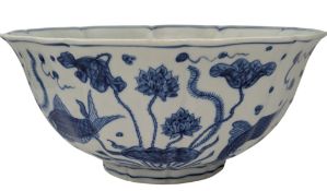 LARGE XUANDE MARK BLUE AND WHITE PORCELAIN BOWL 宣德款 青花鱼莲纹 大盌