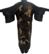 C1930 JAPANESE BLACK SILK WITH EMBROIDERED DRAGON KIMONO ROBE 20世纪 日本刺绣和服
