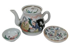 COLLECTION OF THREE REPUBLICAN CHINESE PORCELAIN PIECES 民国粉彩茶壶和两小碟