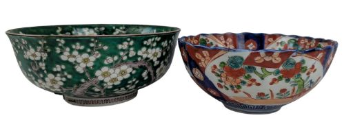19TH CENTURY JAPANESE KUTANI BOWL & AN IMARI PORCELAIN BOWLS 19世纪日本陶瓷盌