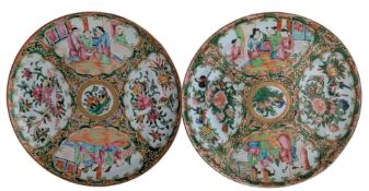 PAIR OF QING DYNASTY CANTON FAMILLE ROSE PORCELAIN CHARGERS 19世纪广彩人物盘一对