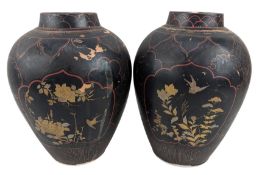 PAIR OF 19TH CENTURY CHINESE / JAPANESE HAND PAINTED VASES 19世纪 黑釉描金罐一对