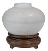MING DYNASTY WHITE GLAZED JAR 明 白釉 罐