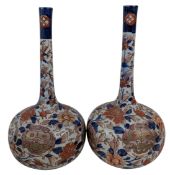 PAIR OF 19TH CENTURY JAPANESE IMARI PATTERN STEM VASES 19世纪依万里瓶一对
