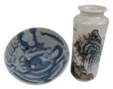 19TH CENTURY BLUE & WHITE BOWL & A FAMILLE VERTE SLEEVE VASE 青花盘和粉彩瓶