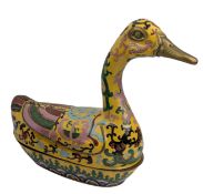 20TH CENTURY BRONZE BASE ENAMEL BOX IN FORM OF A DUCK 黄底铜胎珐琅彩盒子