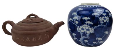 19TH CENTURY BLUE & WHITE PRUNUS GINGER JAR & A ZISHA TEAPOT 19世纪冰梅罐和紫砂茶壶